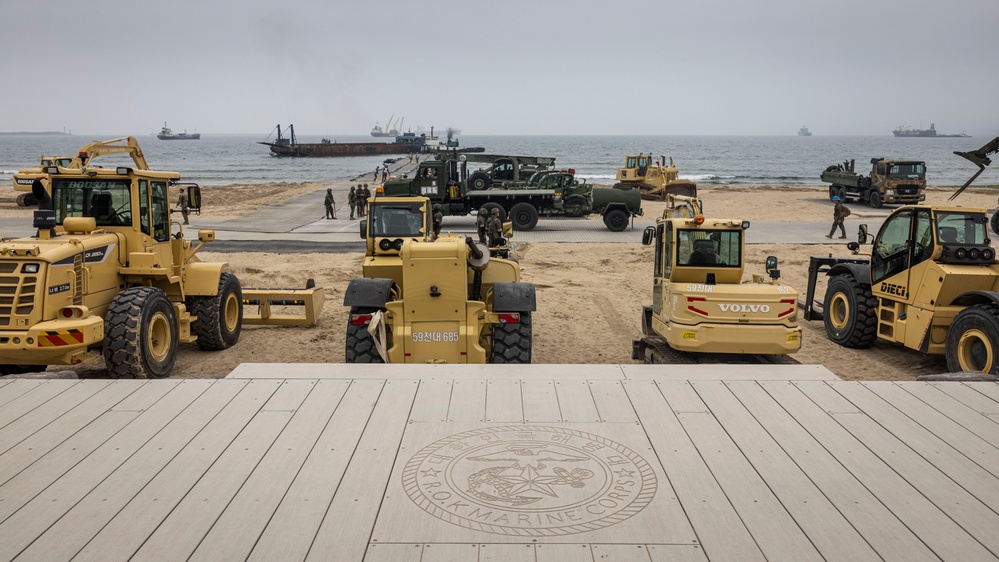 3rd LSB Prepares for Combined Joint Logistics Over-the-Shore Operations