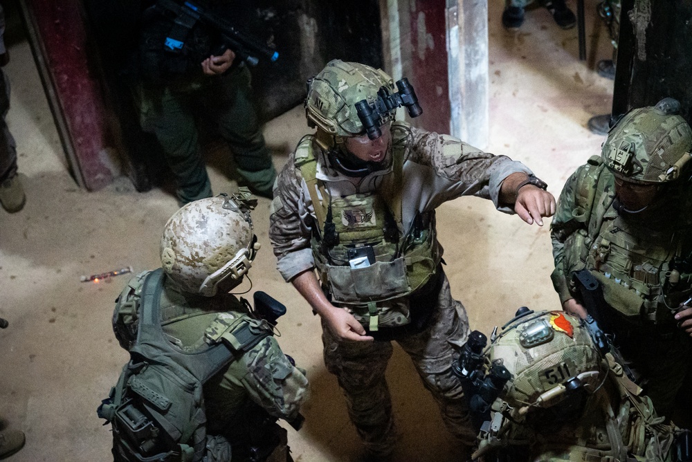 EODMU-5, Marines and Guam Police Field Training Exercise