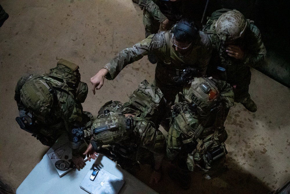 EODMU-5, Marines and Guam Police Field Training Exercise