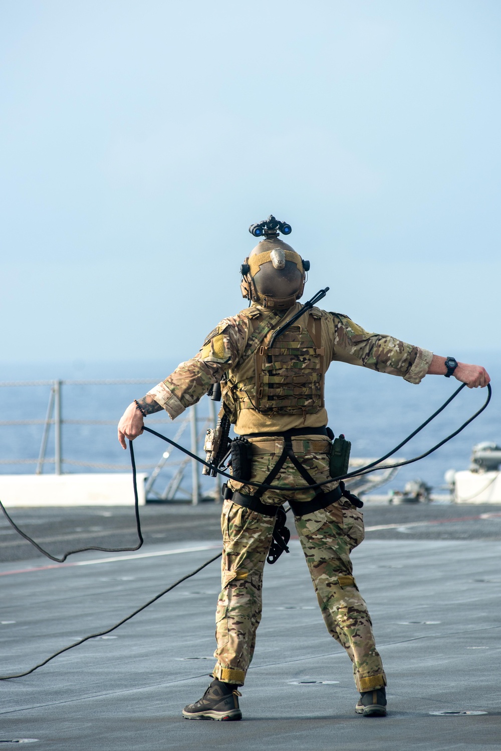 EODMU (5) conducts fast rope and rappelling exercise with JS Izumo (DDH 183)