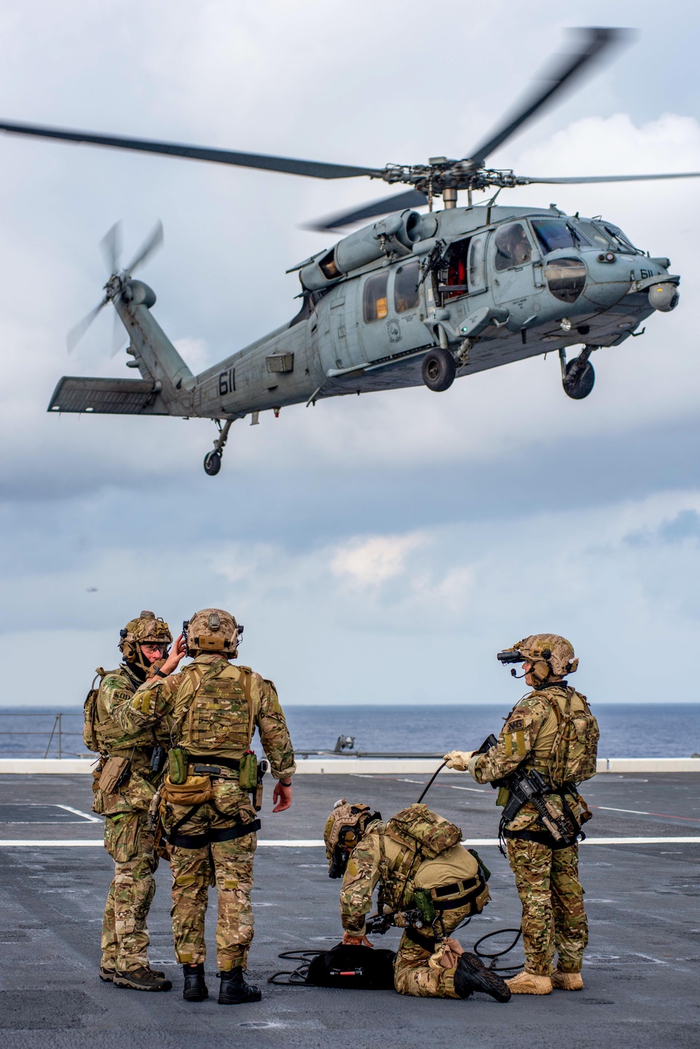 EODMU (5) conducts fast rope and rappelling exercise with JS Izumo (DDH 183)