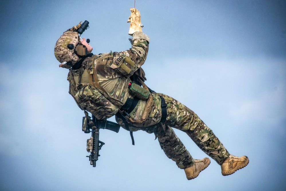 EODMU (5) conducts fast rope and rappelling exercise with JS Izumo (DDH 183)