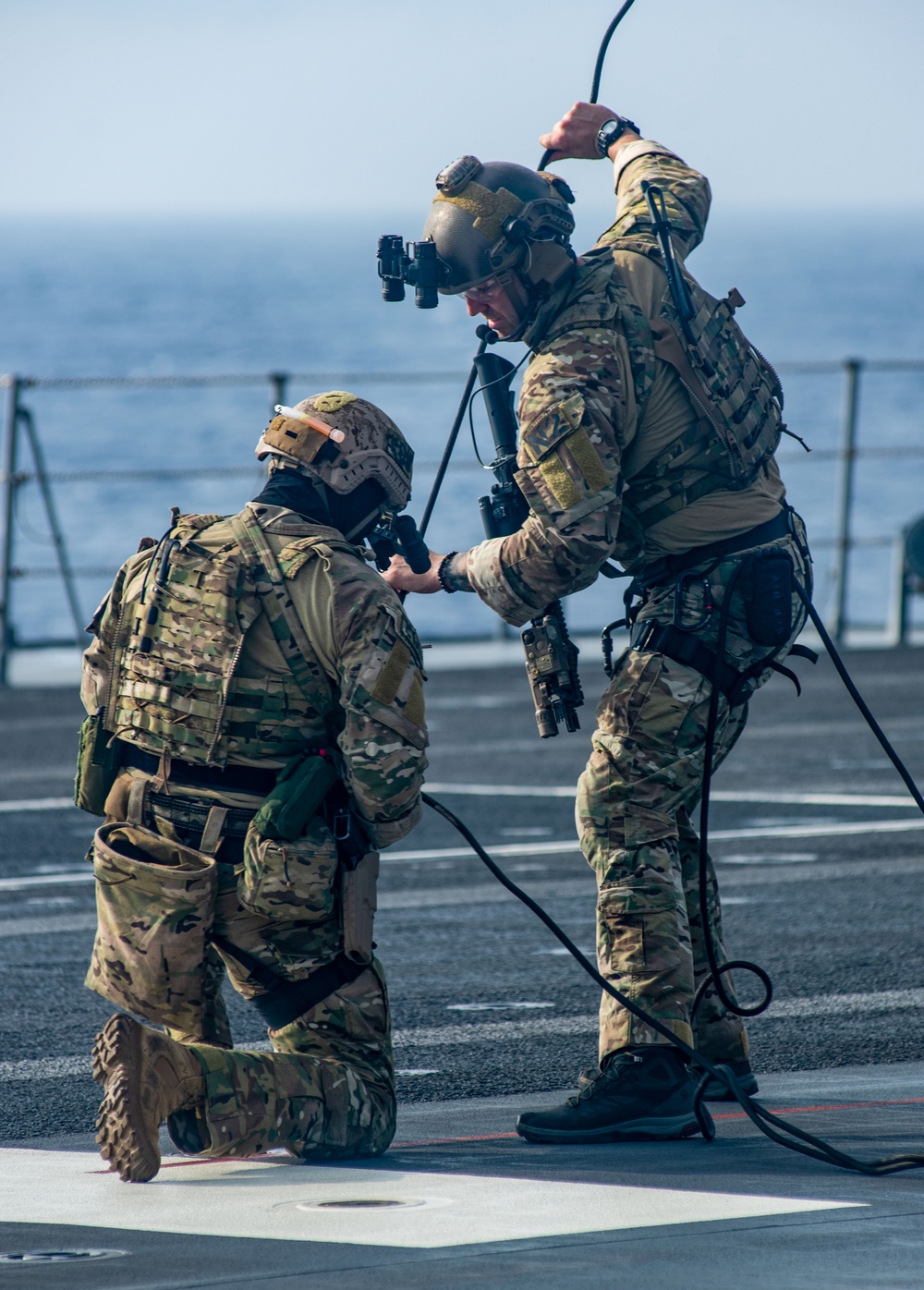 EODMU (5) conducts fast rope and rappelling exercise with JS Izumo (DDH 183)