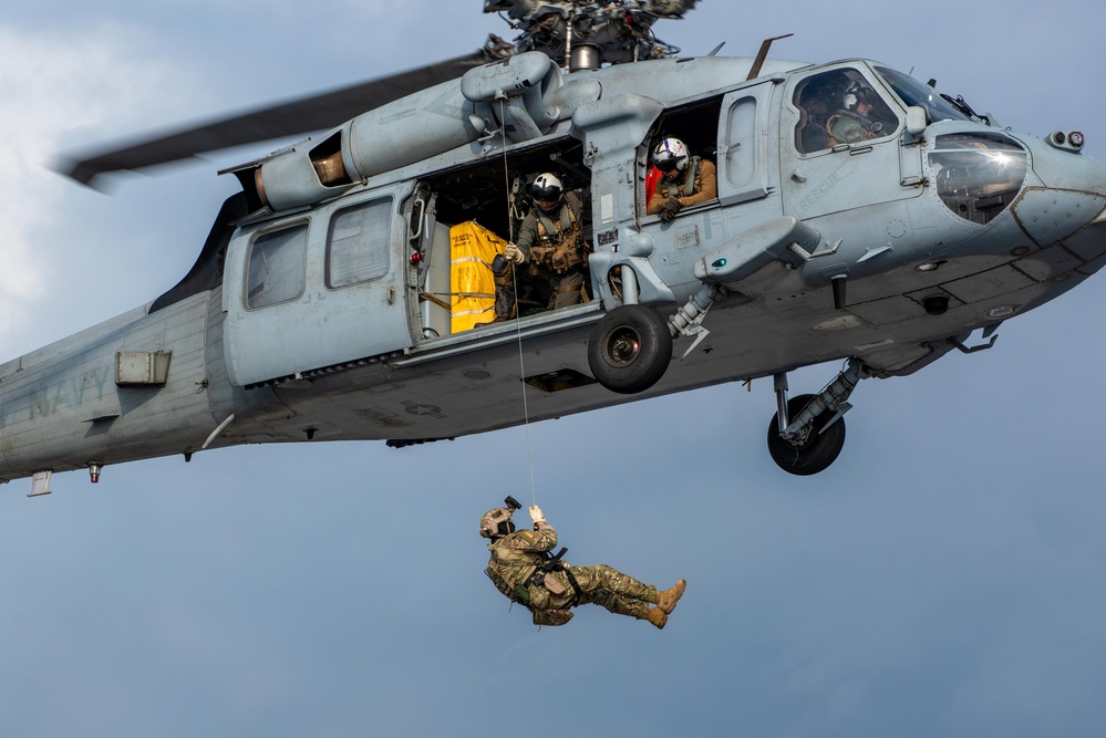 EODMU (5) conducts fast rope and rappelling exercise with JS Izumo (DDH 183)