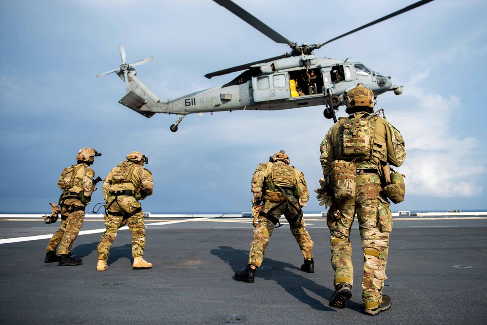 EODMU (5) conducts fast rope and rappelling exercise with JS Izumo (DDH 183)