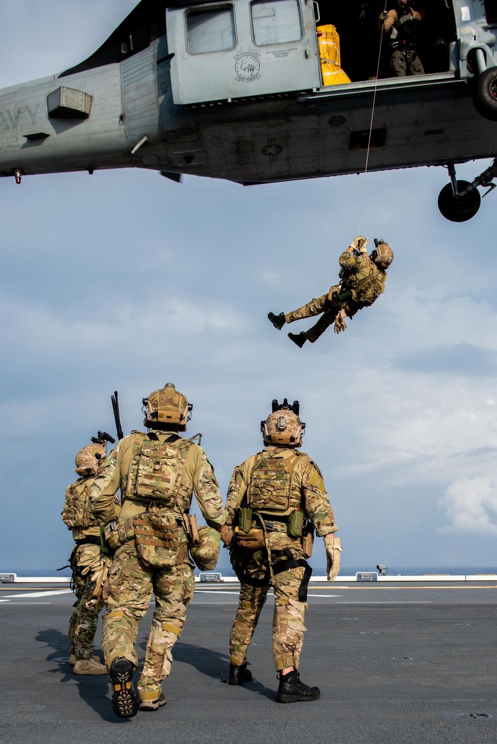 EODMU (5) conducts fast rope and rappelling exercise with JS Izumo (DDH 183)