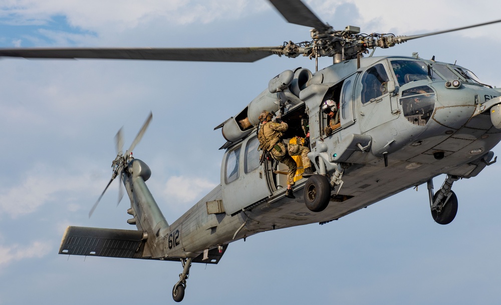 EODMU (5) conducts fast rope and rappelling exercise with JS Izumo (DDH 183)