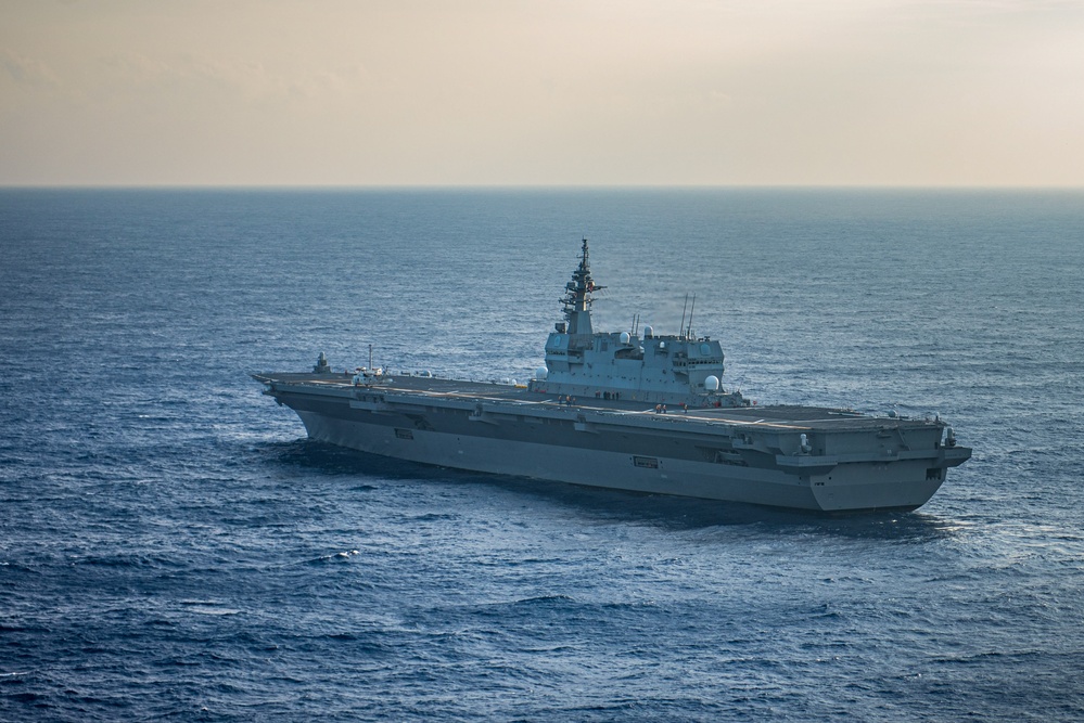 EODMU (5) conducts fast rope and rappelling exercise with JS Izumo (DDH 183)