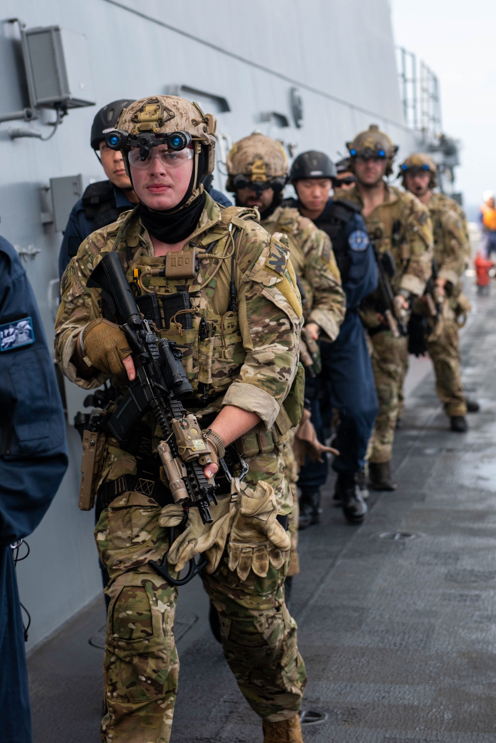 EODMU (5) conducts fast rope and rappelling exercise with JS Izumo (DDH 183)