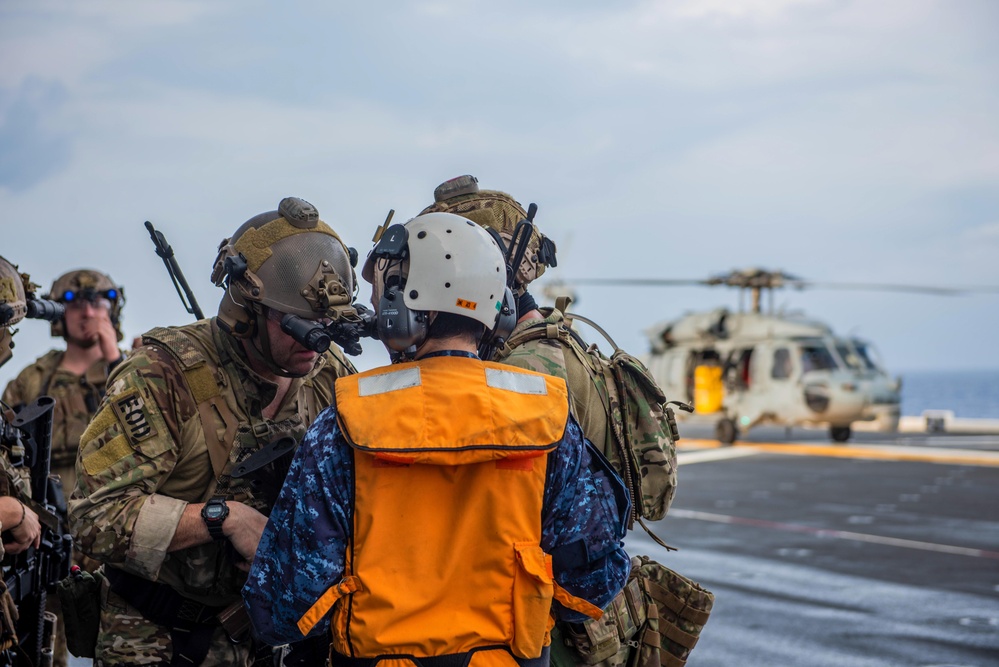 EODMU (5) conducts fast rope and rappelling exercise with JS Izumo (DDH 183)