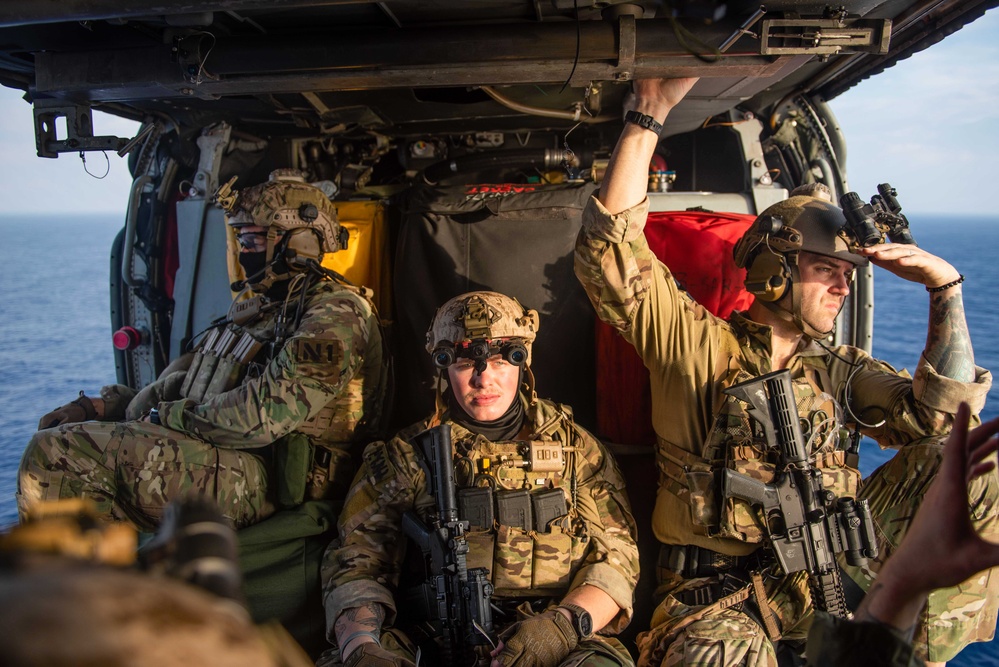 EODMU (5) conducts fast rope and rappelling exercise with JS Izumo (DDH 183)