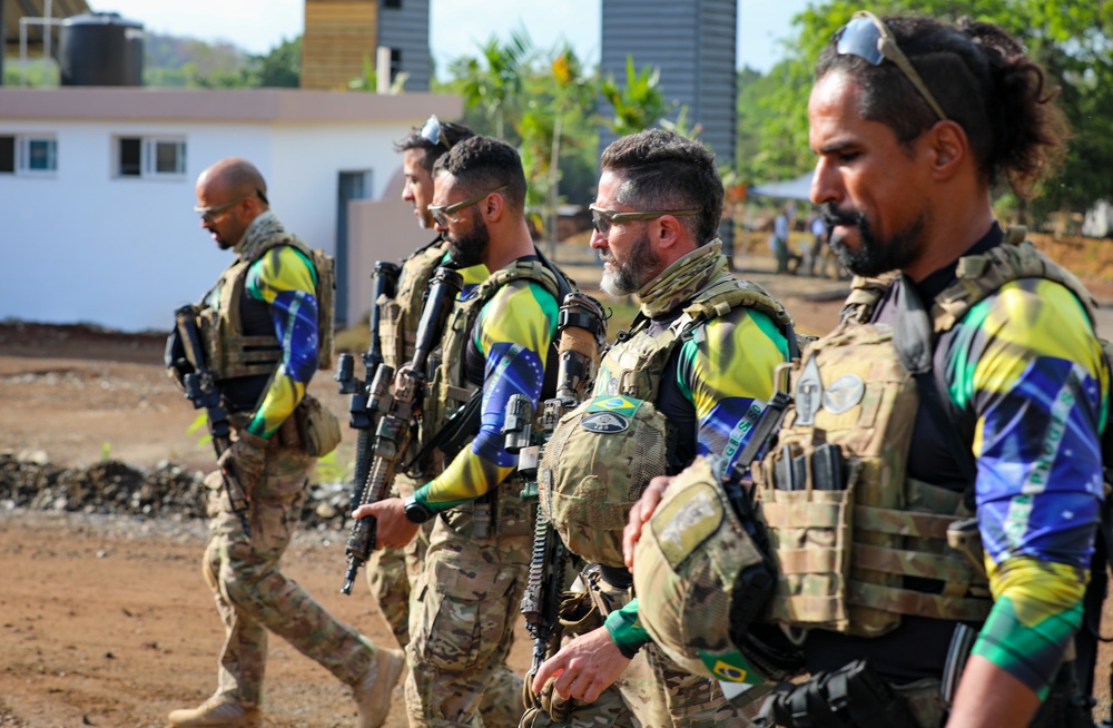 Competitors tackle the challenge in day 3 of Fuerzas Comando 23