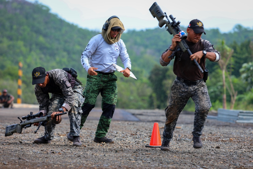 Competitors tackle the challenge in day 3 of Fuerzas Comando 23
