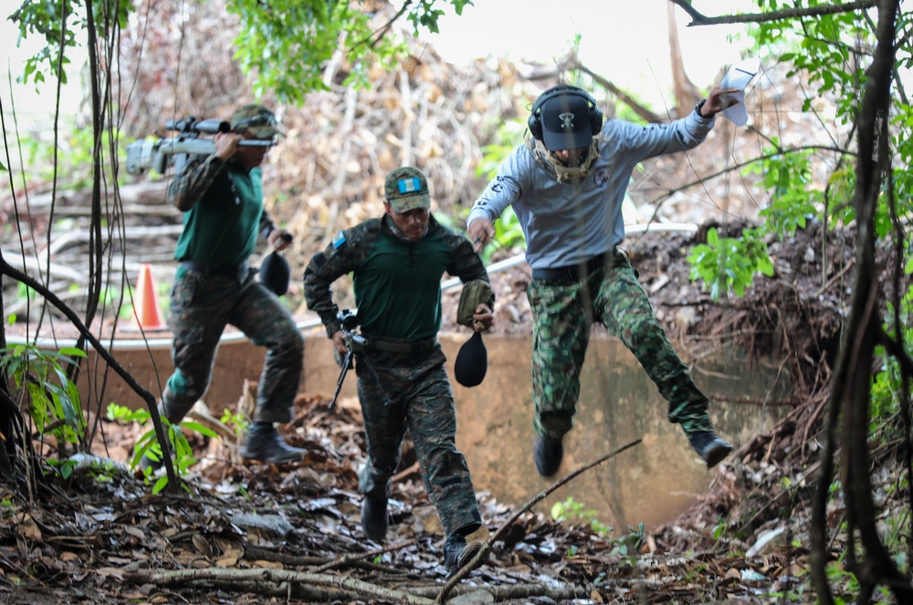 Competitors tackle the challenge in day 3 of Fuerzas Comando 23