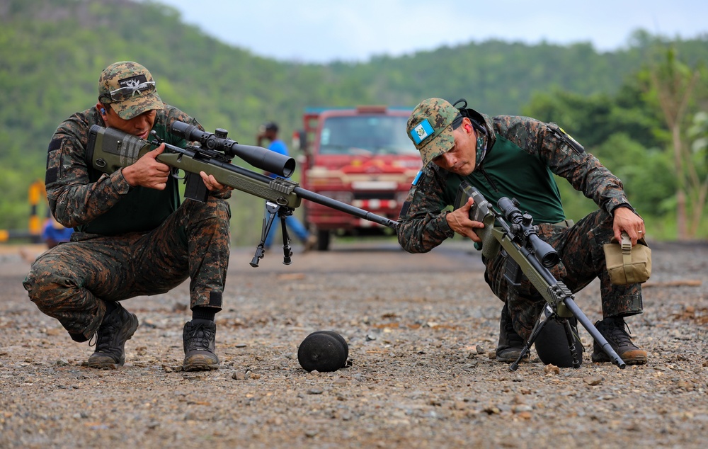 Competitors tackle the challenge in day 3 of Fuerzas Comando 23