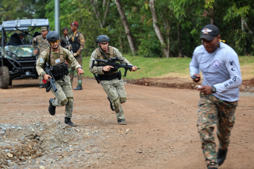 Competitors tackle the challenge in day 3 of Fuerzas Comando 23