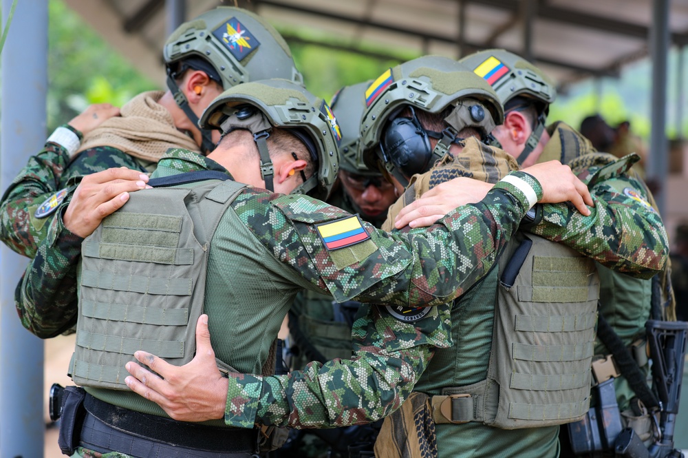 Competitors tackle the challenge in day 3 of Fuerzas Comando 23