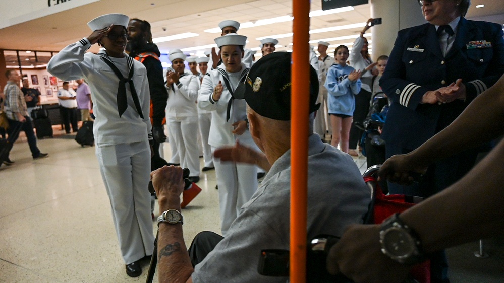 SWESC GL Welcomes Veterans with Honor Flight Chicago