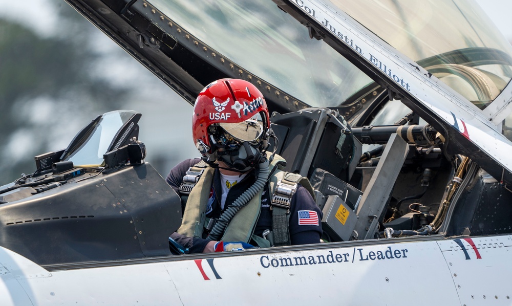 Thunderbirds take to the sky in Ocean City