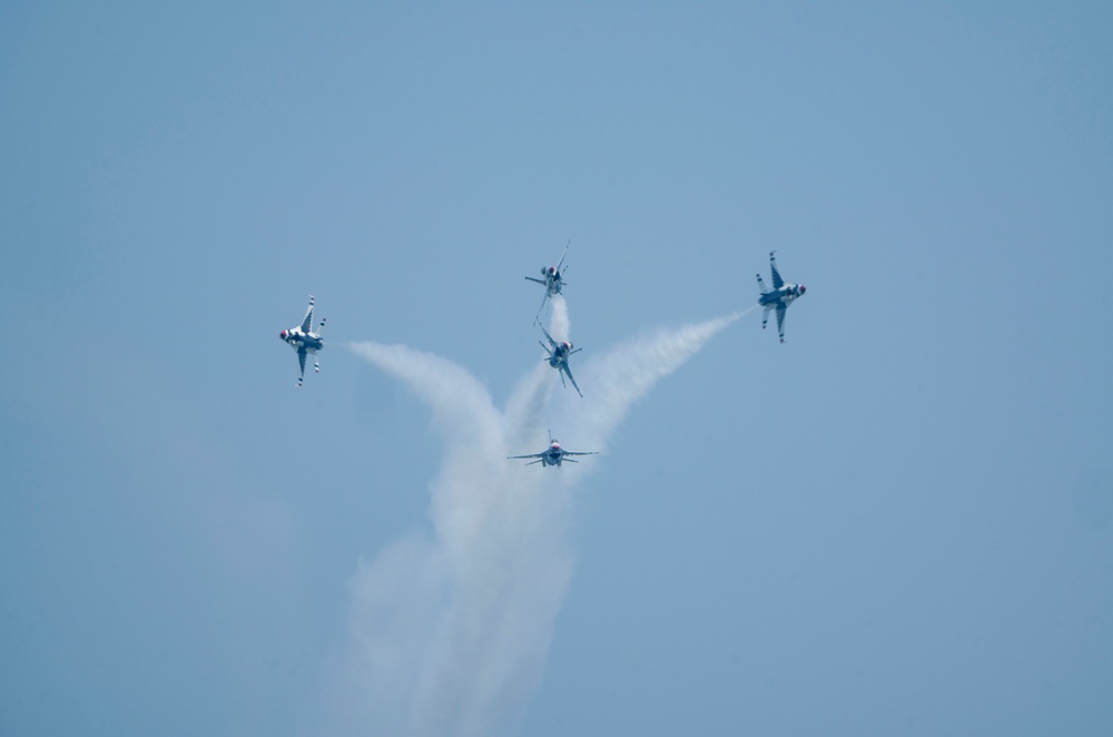 Thunderbirds take to the sky in Ocean City