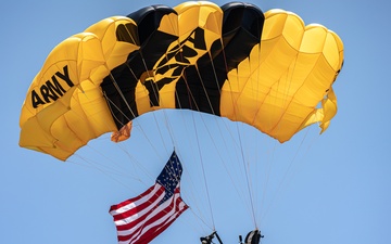 Golden Knights drop in for 248th Army birthday