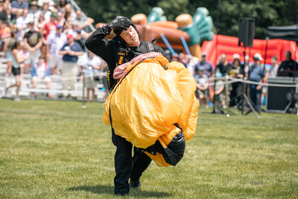 Golden Knights drop in for 248th Army birthday