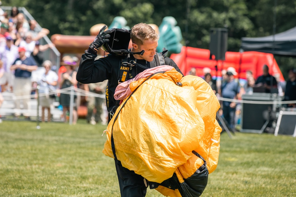 Golden Knights drop in for 248th Army birthday