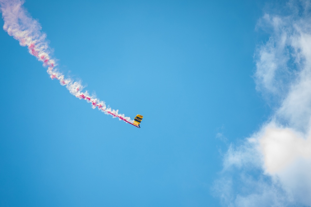 Golden Knights drop in for 248th Army birthday