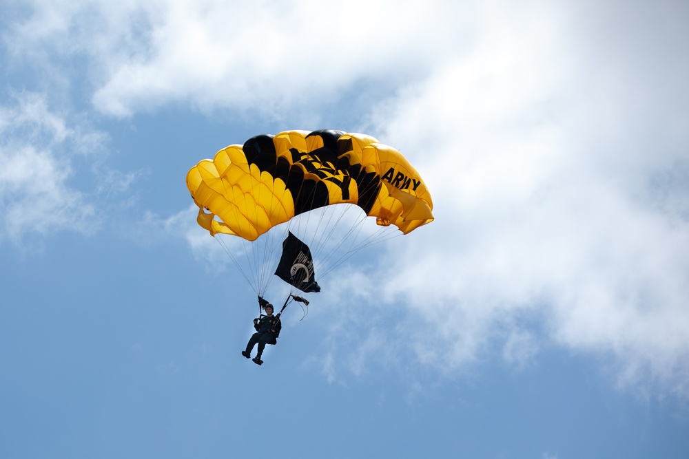 Golden Knights drop in for 248th Army birthday