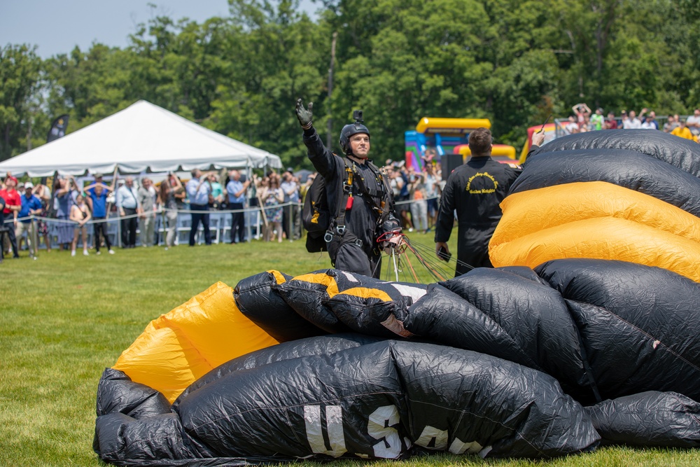 Golden Knights drop in for 248th Army birthday