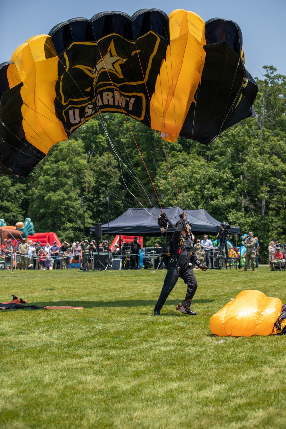 Golden Knights drop in for 248th Army birthday