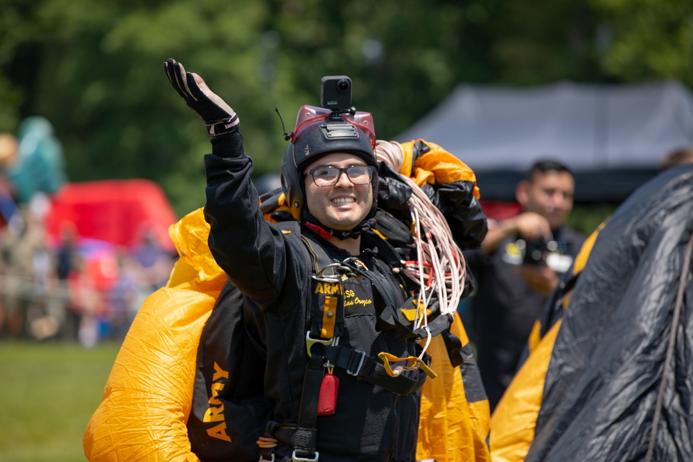 Golden Knights drop in for 248th Army birthday