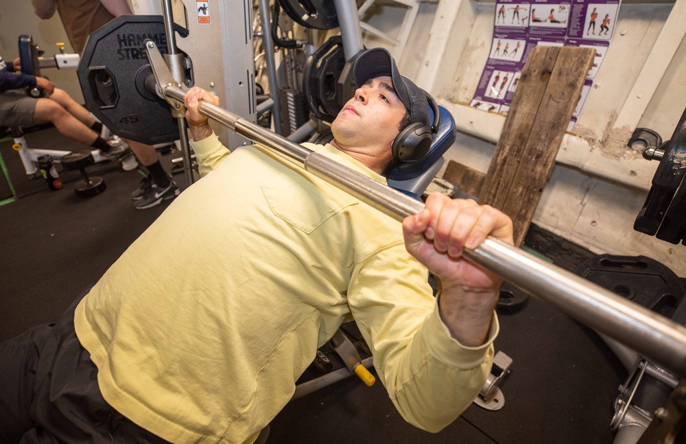 USS Antietam (CG 54) Weight Lifting