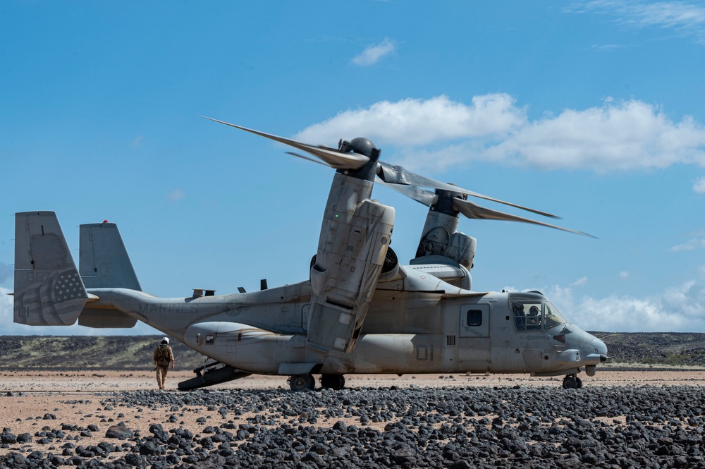 VMM-364 conduct vertrep training on USS Lewis B. Puller