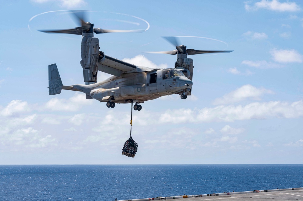 VMM-364 conduct vertrep training on USS Lewis B. Puller