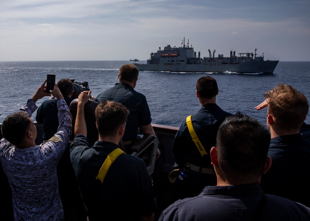 USS Rafael Peralta (DDG 115) hosts the Philippines Navy during a VERTREP