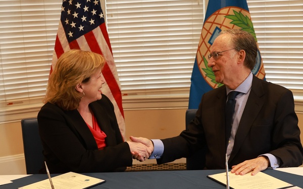 DTRA DIR Participates in Signing Ceremony at Bluegrass Army Depot