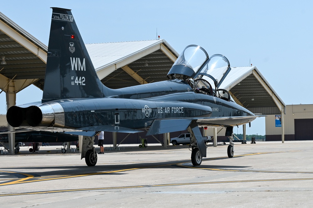 Whiteman Air Force Base T-38 Pilots Practice