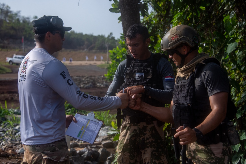 Commandos identify targets during Fuerzas Comando 23
