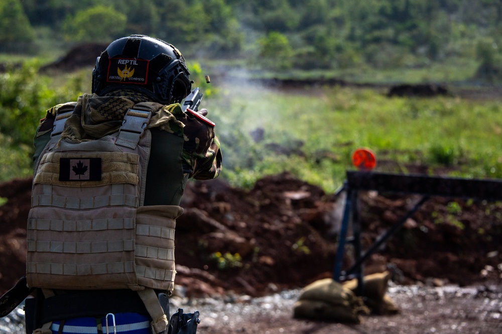 Commandos identify targets during Fuerzas Comando 23