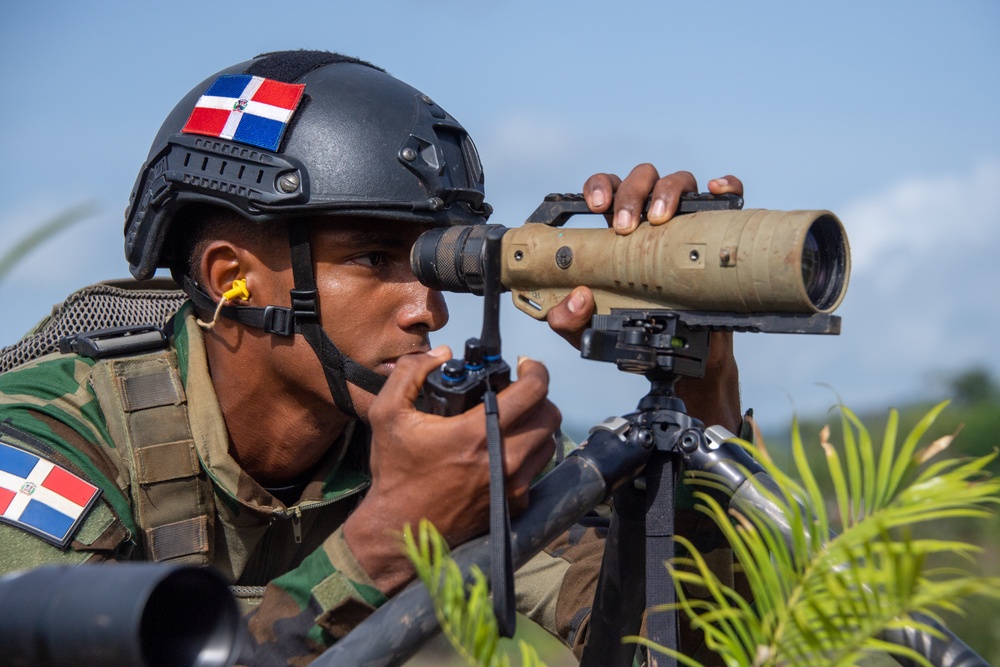 Commandos identify targets during Fuerzas Comando 23