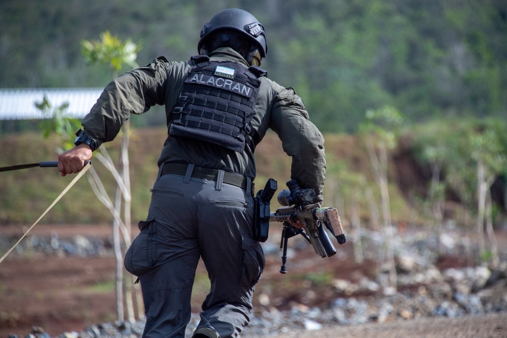 Commandos identify targets during Fuerzas Comando 23