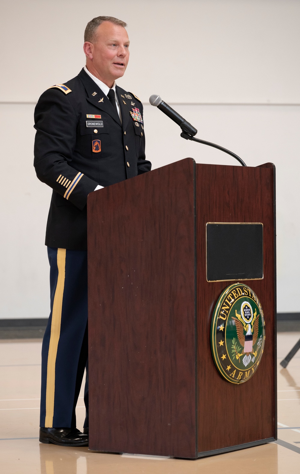 Oregon Land Component Commander Addresses Newly Commissioned Officers