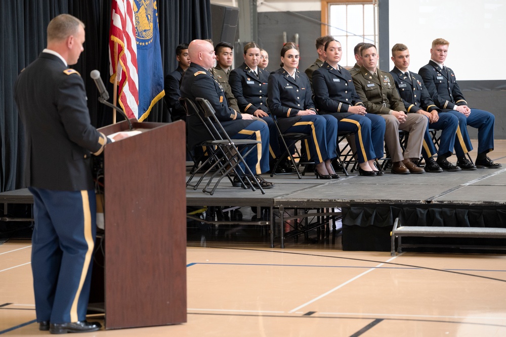 Oregon Land Component Commander Addresses Newly Commissioned Officers