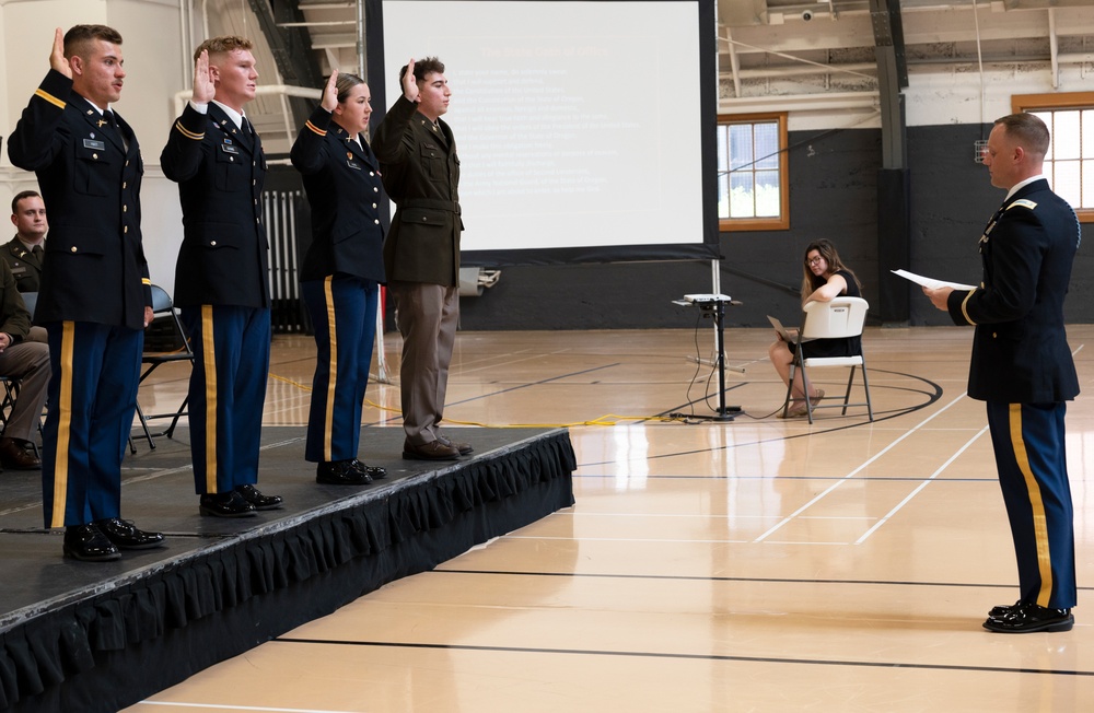 Oregon Land Component Commander Addresses Newly Commissioned Officers