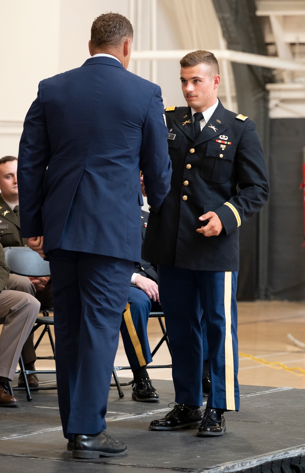 Oregon Land Component Commander Addresses Newly Commissioned Officers