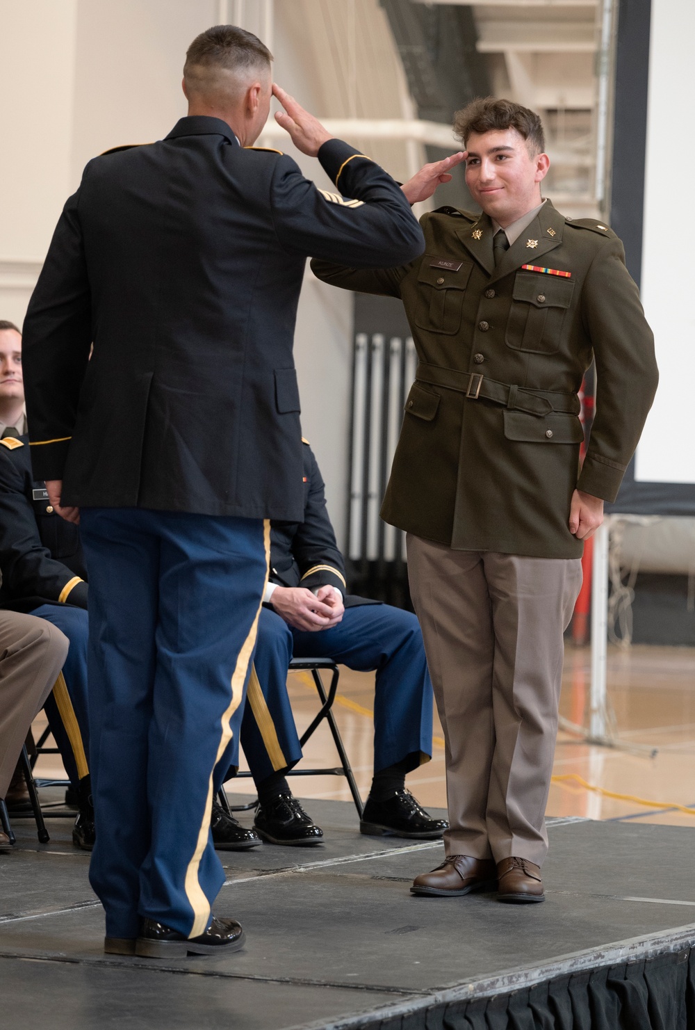 Oregon Land Component Commander Addresses Newly Commissioned Officers