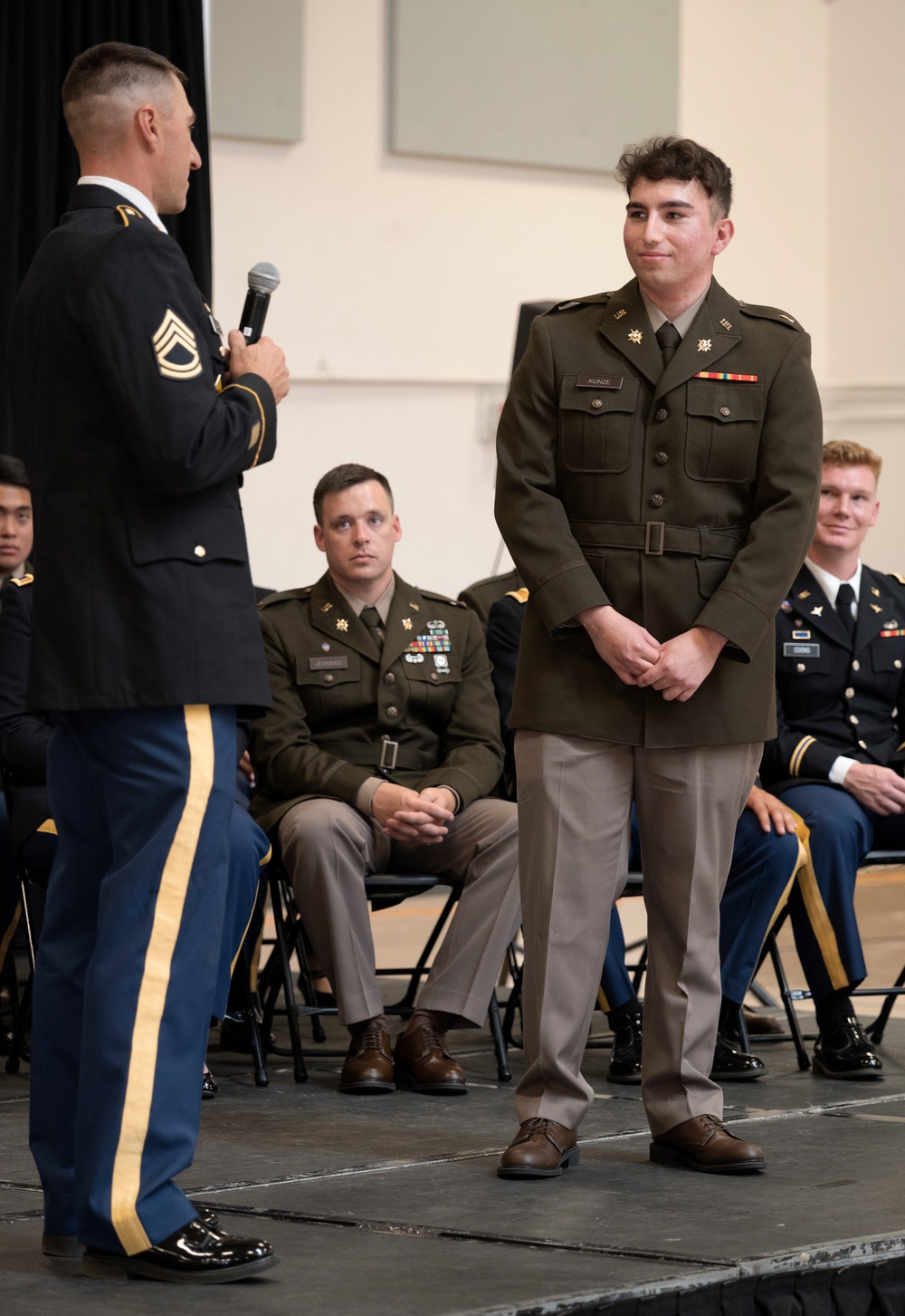 Oregon Land Component Commander Addresses Newly Commissioned Officers