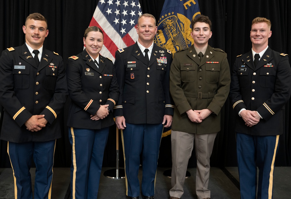 Oregon Land Component Commander Addresses Newly Commissioned Officers