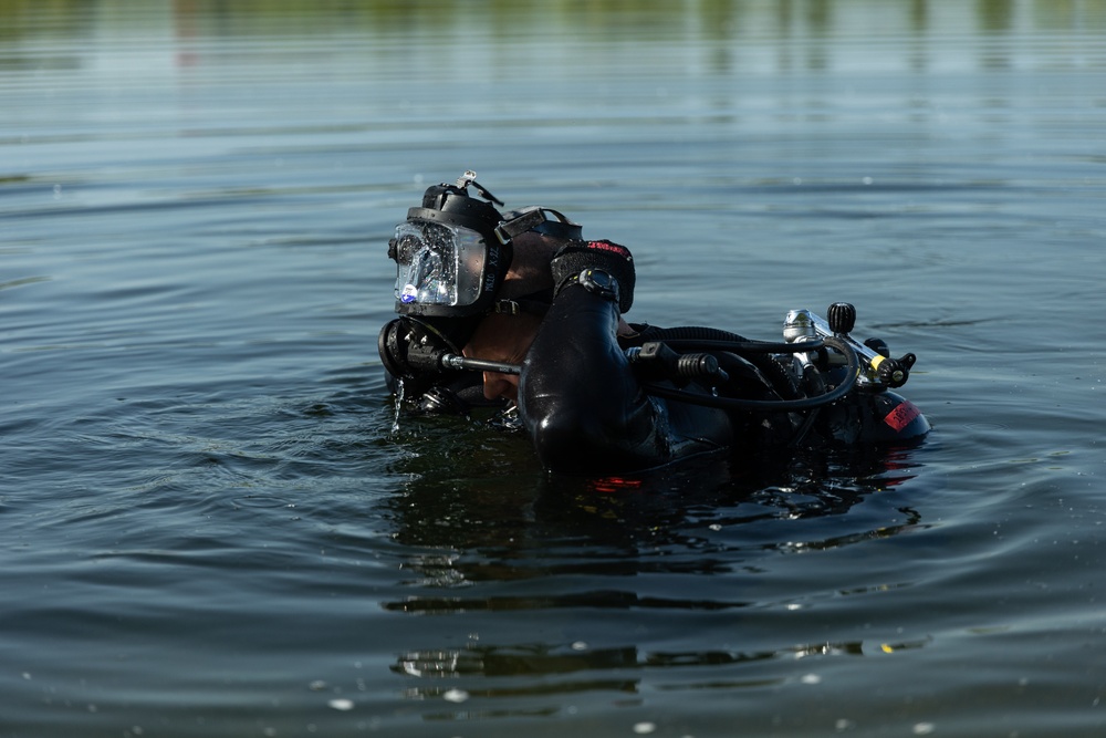 10th SFG (A) Special Forces Combat Divers perform dive in Baltics